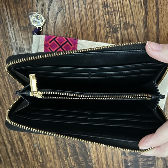 Tory Burch Robinson black zipper wallet - Picture 2 of 4
